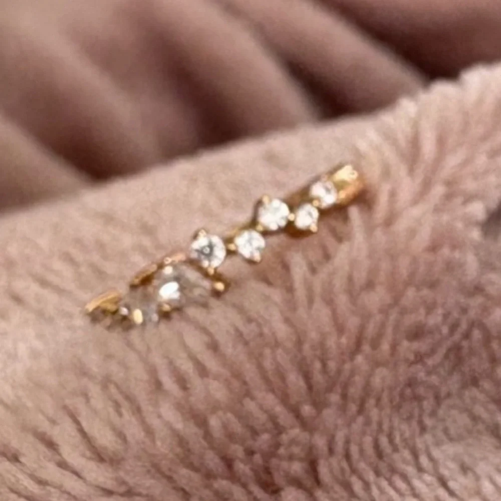 Astrid & Miyu CELESTIAL CRYSTAL 11.5MM HOOP IN GOLD - Picture 8 of 10